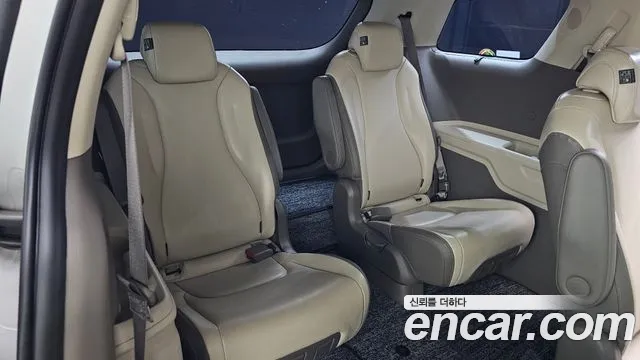 Kia Carnival Generation 4 — Фото автомобиля 11