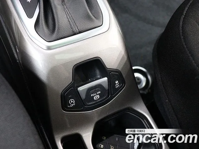 Jeep Renegade — Фото автомобиля 11
