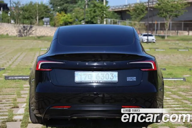 Tesla Model 3 — Фото автомобиля 4