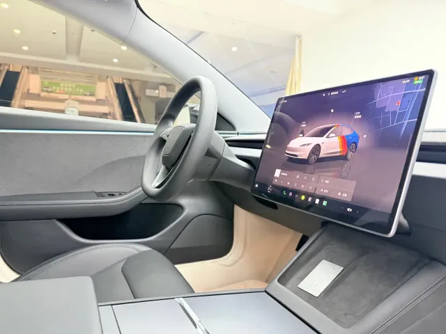 Tesla Model 3 — Фото автомобиля 12