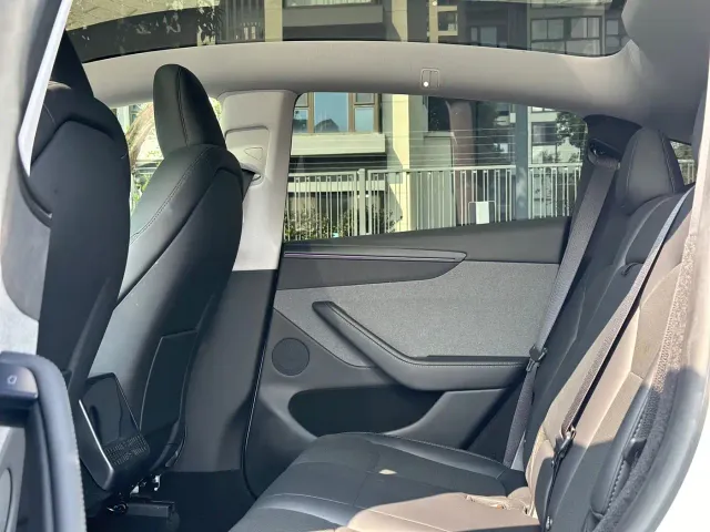 Tesla Model Y — Фото автомобиля 10