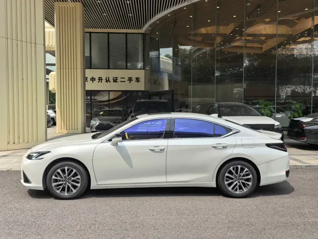Lexus ES — Фото автомобиля 2