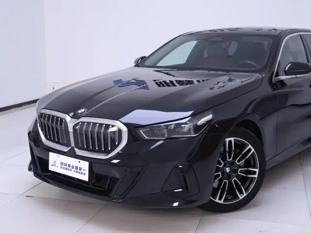 BMW 5 Series — Фото автомобиля 3