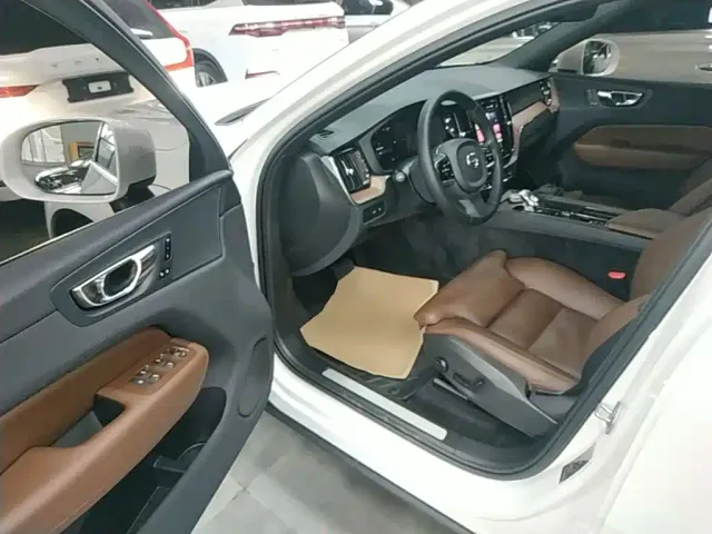 Volvo XC60 — Фото автомобиля 15