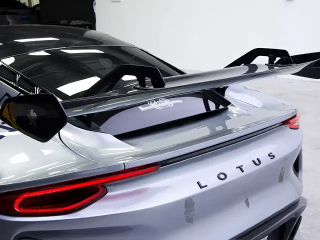 Lotus Emira — Фото автомобиля 10