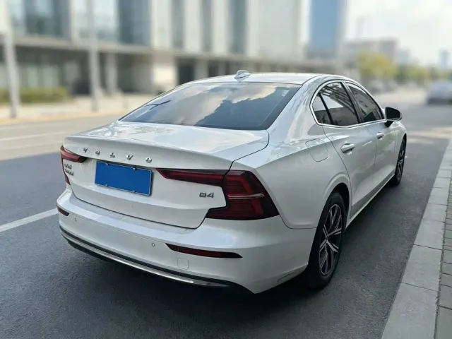 Volvo S60 — Фото автомобиля 9