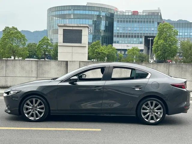 Mazda Mazda3 Axela 2021 2.0L Automatic Quality Shine — Фото автомобиля 4