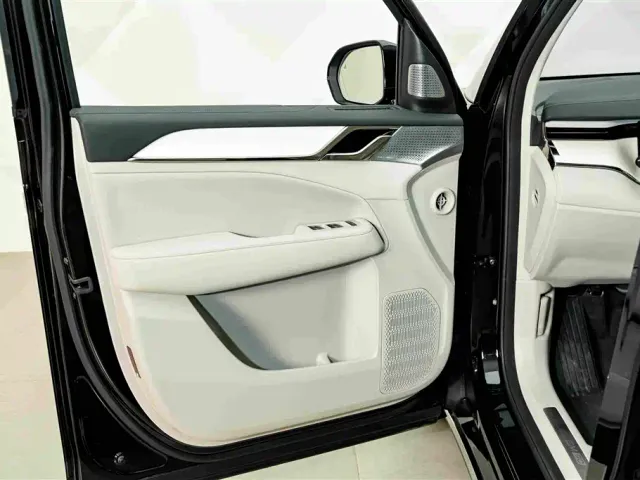 Volvo EM90 — Фото автомобиля 18