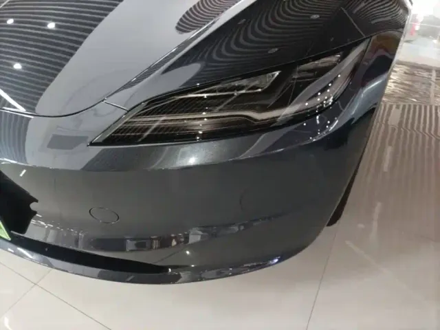 Tesla Model 3 — Фото автомобиля 23