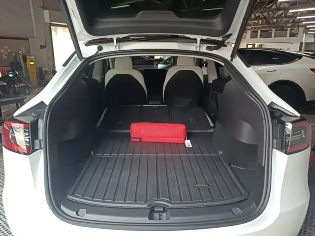Tesla Model Y — Фото автомобиля 18