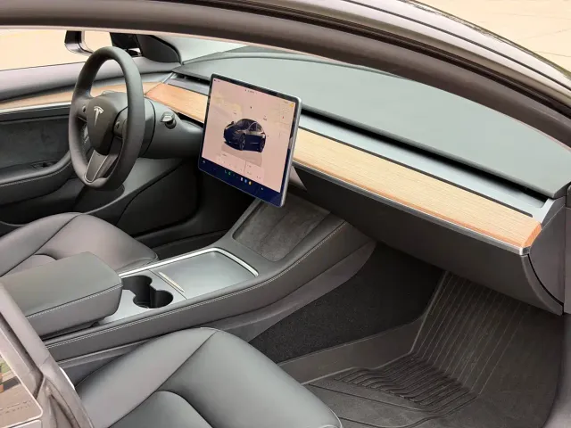 Tesla Model 3 — Фото автомобиля 14