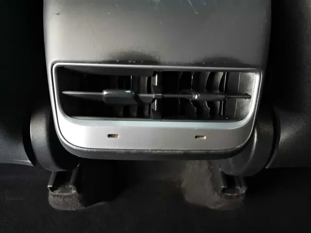 Tesla Model Y — Фото автомобиля 10