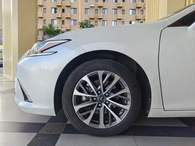 Lexus ES — Фото автомобиля 17