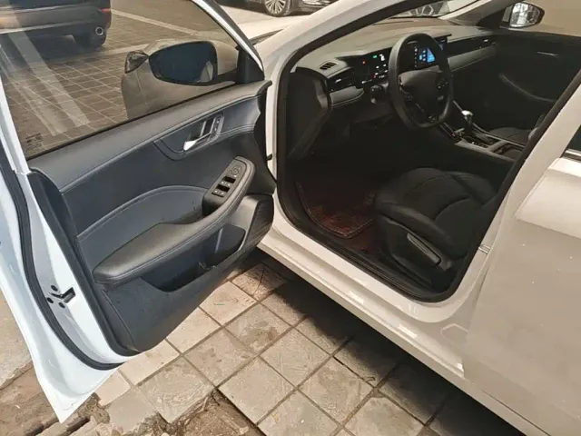 Roewe i5 — Фото автомобиля 15