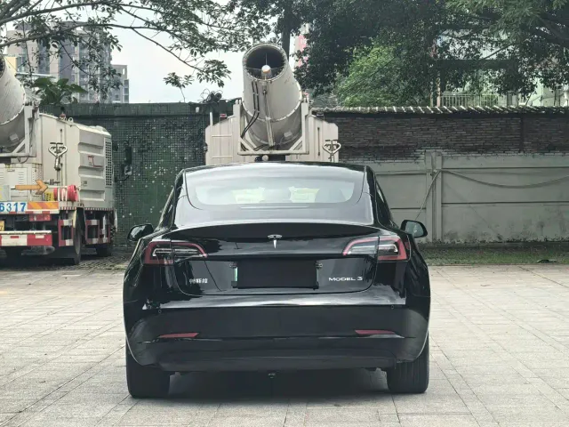 Tesla Model 3 — Фото автомобиля 5