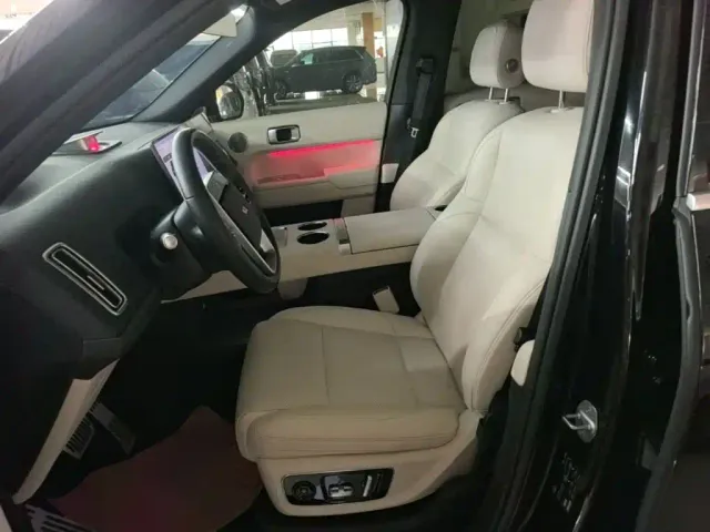 Li Auto L8 — Фото автомобиля 14