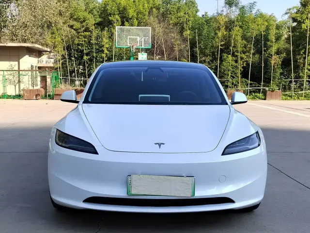 Tesla Model 3 — Фото автомобиля 2