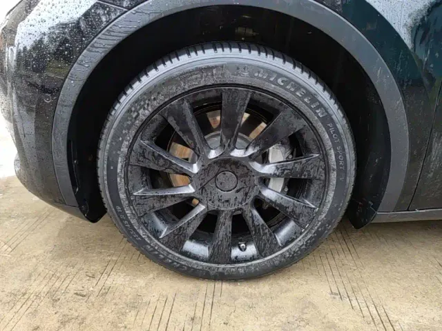 Tesla Model Y — Фото автомобиля 22