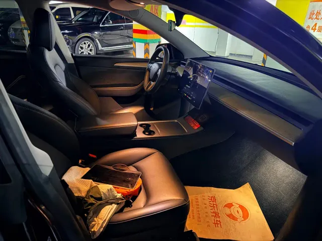Tesla Model Y — Фото автомобиля 4