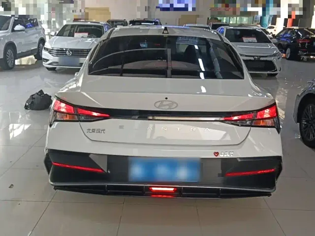 Hyundai Elantra — Фото автомобиля 5