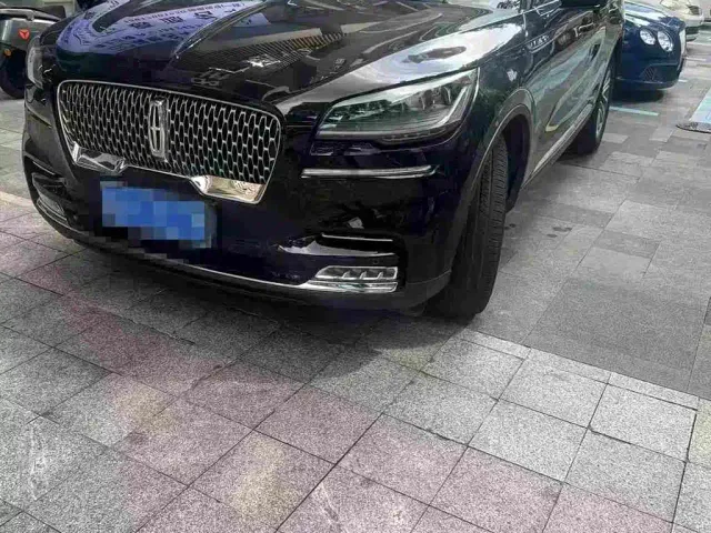 Фотография автомобиля — Lincoln Aviator