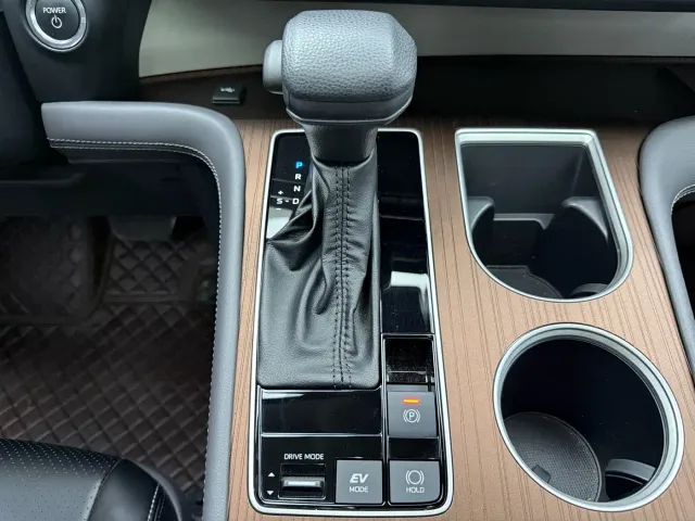Toyota Sienna — Фото автомобиля 16