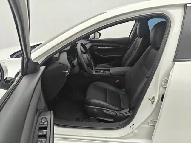 Mazda Axela — Фото автомобиля 11