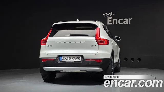 Volvo XC40 — Фото автомобиля 4