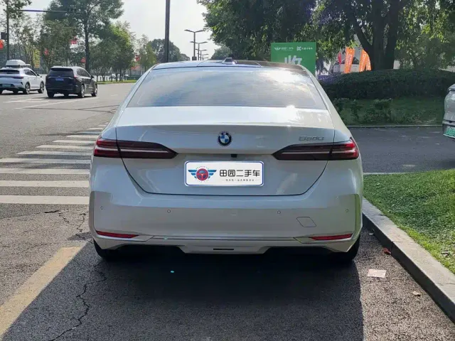 BMW 5 Series — Фото автомобиля 5