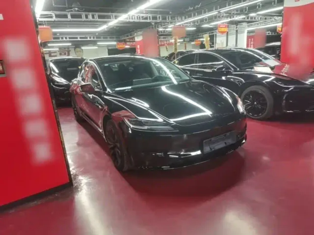 Tesla Model 3 — Фото автомобиля 3