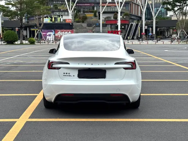 Tesla Model 3 — Фото автомобиля 6