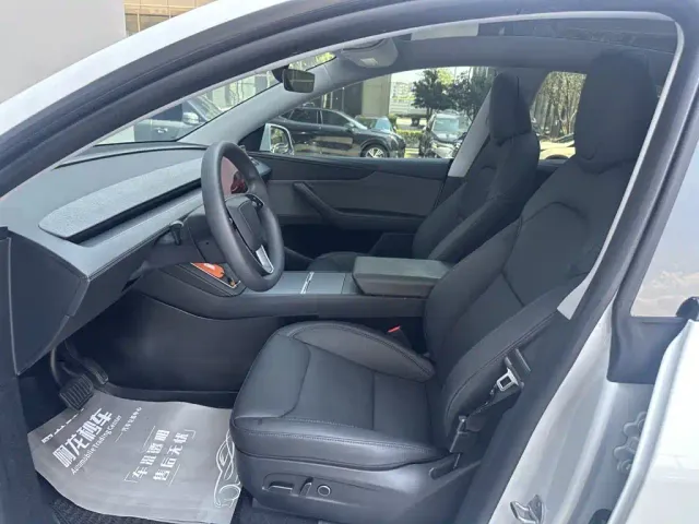 Tesla Model Y — Фото автомобиля 11