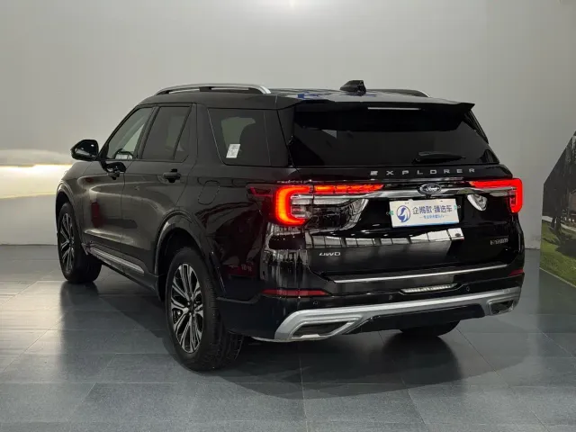 Ford Explorer — Фото автомобиля 4