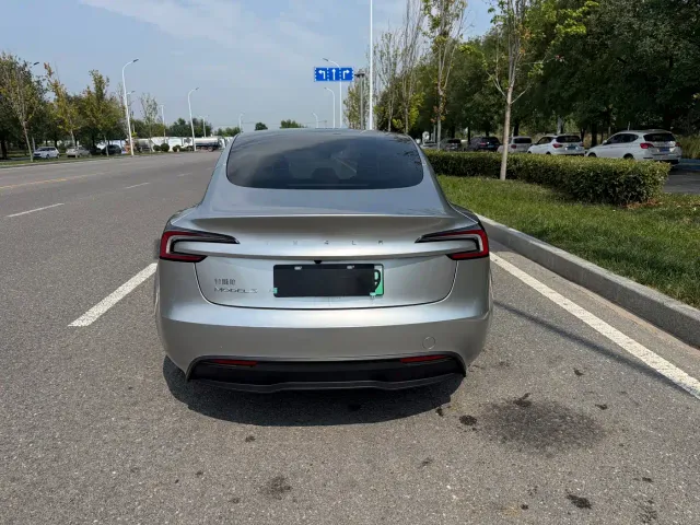 Tesla Model 3 — Фото автомобиля 18