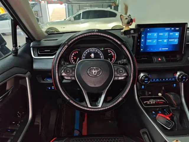 Toyota RAV4 — Фото автомобиля 10