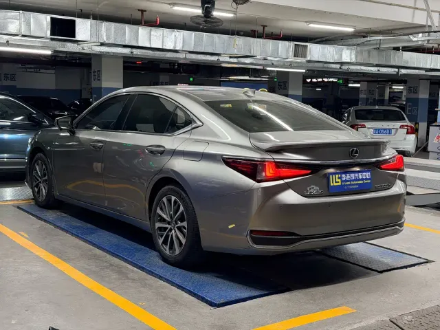 Lexus ES — Фото автомобиля 3