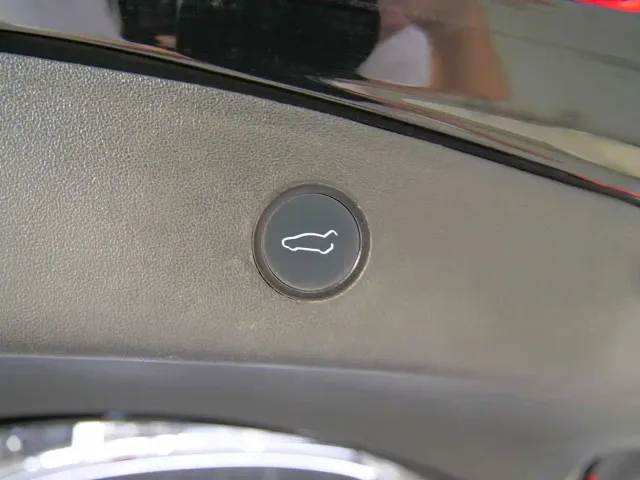Tesla Model 3 — Фото автомобиля 11