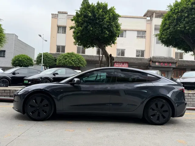 Tesla Model 3 — Фото автомобиля 4