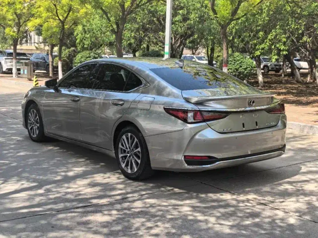 Lexus ES — Фото автомобиля 7
