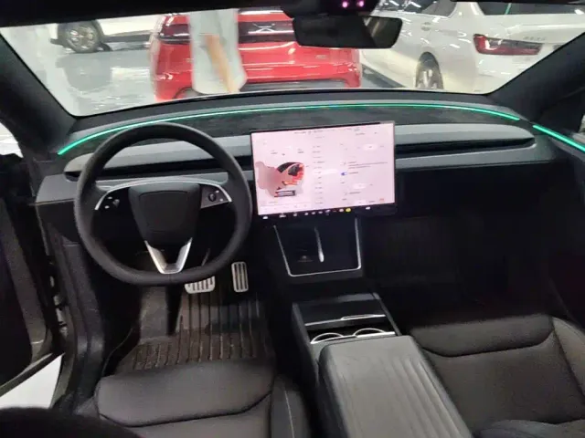 Tesla Model Y L — Фото автомобиля 5