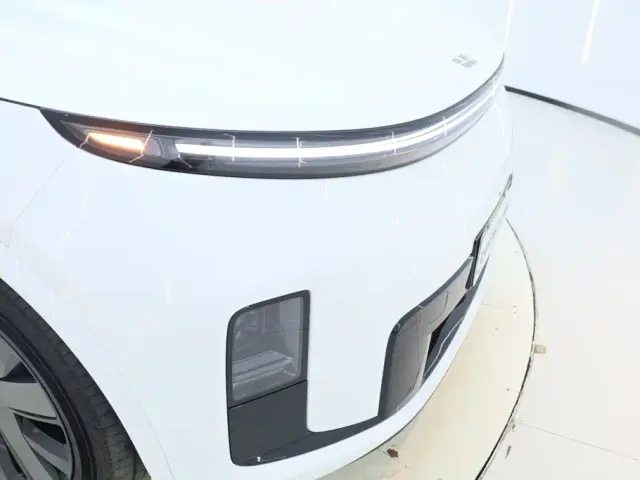 Li Auto L8 — Фото автомобиля 13