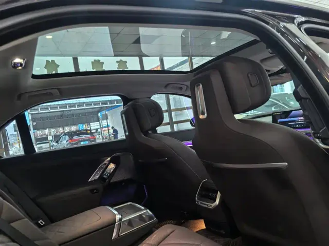 BMW i7 — Фото автомобиля 7