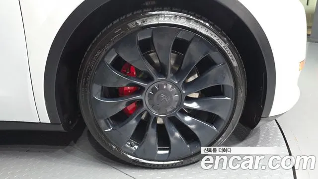 Tesla Model Y — Фото автомобиля 5