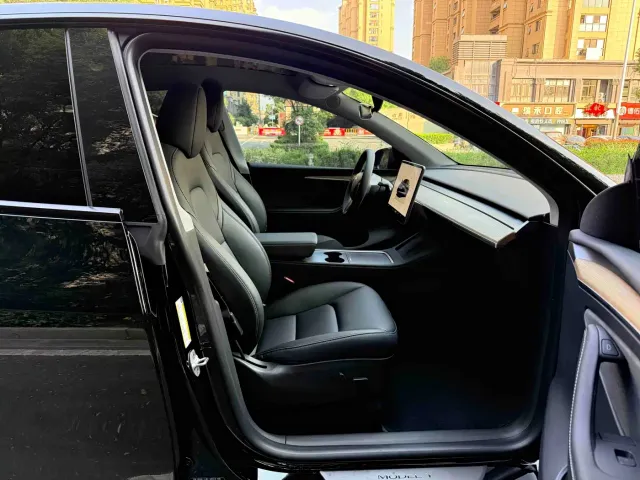 Tesla Model Y — Фото автомобиля 11