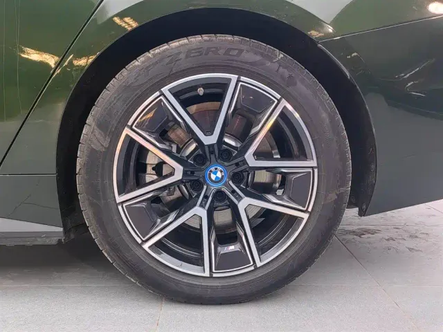 BMW i4 — Фото автомобиля 18
