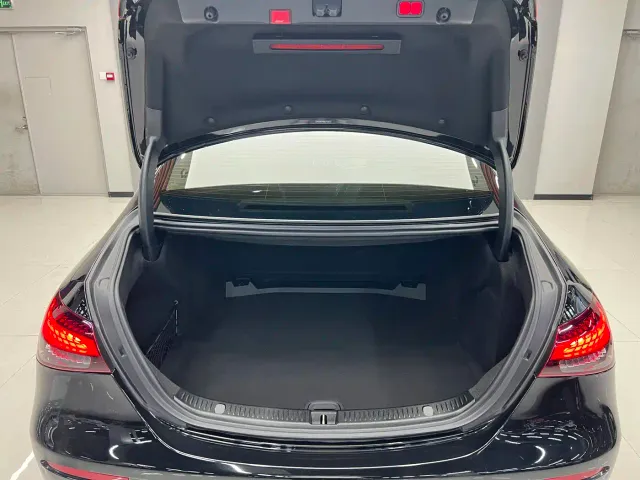 Mercedes-Benz E-Class — Фото автомобиля 5