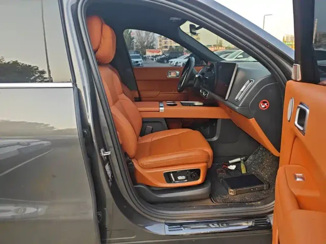 Li Auto L8 — Фото автомобиля 24