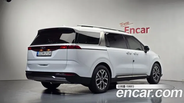 Kia Carnival Generation 4 — Фото автомобиля 2