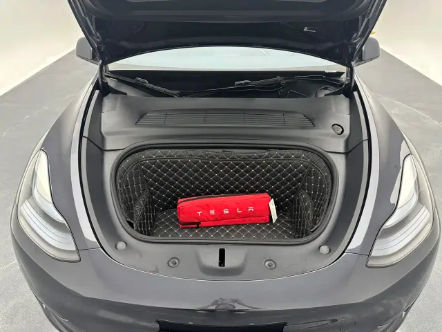 Tesla Model Y — Фото автомобиля 9
