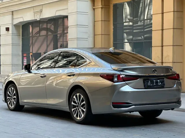 Lexus ES — Фото автомобиля 7